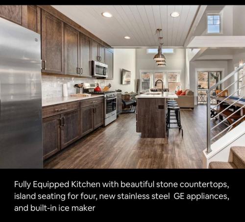 una cucina con armadi in legno e un'isola con posti a sedere per 4 nuove stalle in acciaio di Wasatch Springs 13804 by Moose Management a Park City