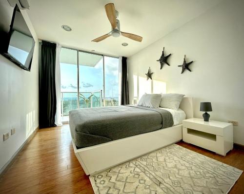 una camera con un letto e una grande finestra di Caribean View Of Bala Beach a María Chiquita
