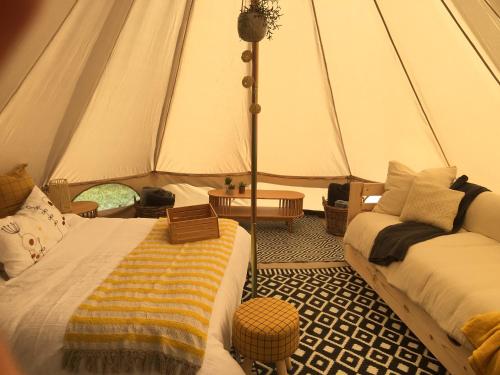 - une chambre avec 2 lits et une tente dans l'établissement Camping Le Gerrit, à Arrens-Marsous