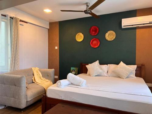 SPACIOUS STUDIO IN NYALI with AC opposite voyager resort RITZ APARTMENT في مومباسا: غرفة نوم بسرير كبير وأريكة