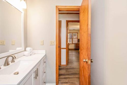un baño con lavabo y espejo en The Homeplace Abode, en Fayetteville