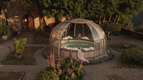 einen Pavillon mit Pool in einem Garten in der Unterkunft Villa Raffaelli in Fosciandora