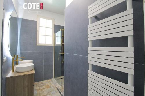 une salle de bain avec un lavabo et des toilettes dans l'établissement Villa Bocoumajour, à Carry-le-Rouet