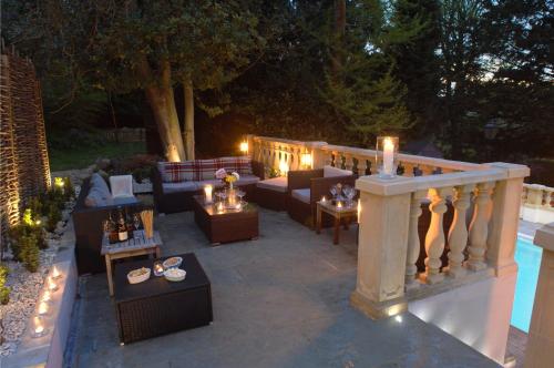 Χώρος καθιστικού στο The New School Rooms - Beautiful, Georgian Apartment with Private Heated Pool and Hot Tub Sleeps 12 with Wifi and Parking near Bath