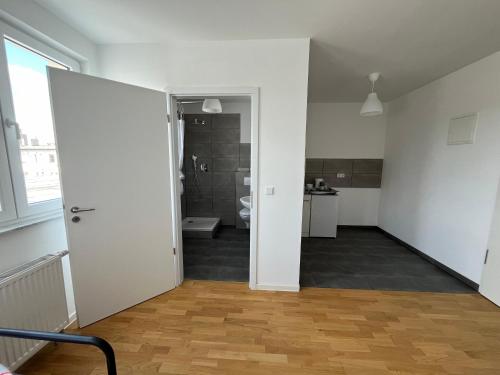 an empty room with a toilet and a bathroom at WPS Residenz in Frankfurt/Main