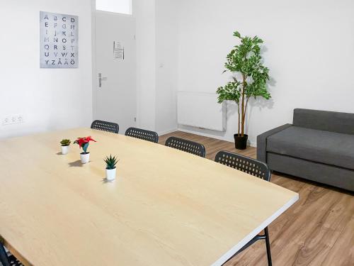 een conferentieruimte met een houten tafel en stoelen bij feworld living - Deutsch Wagram bei Wien in Deutsch-Wagram