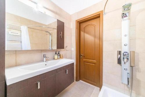 Bilik mandi di Villa Depiros Corfu