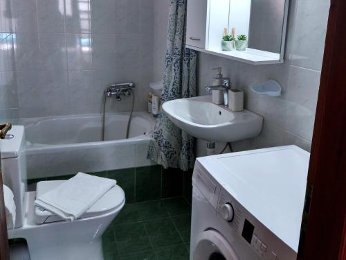 エルムポリにあるMedusa Apartmentのバスルーム(洗面台、トイレ、バスタブ付)