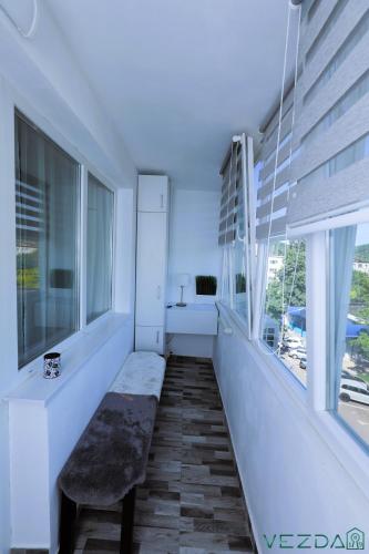a room with a bench in front of two windows at Vezda 19 in Orşova