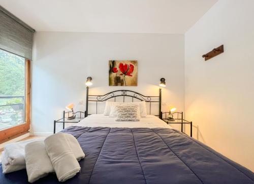 1 dormitorio con 1 cama grande y 2 almohadas en Apartamento reformado Central park en el centro de Andorra en Escaldes Engordany