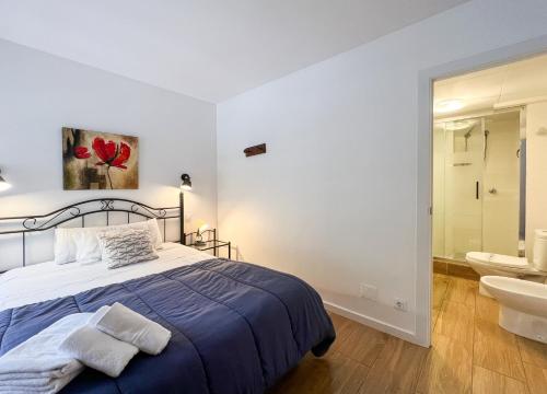 1 dormitorio con 1 cama y baño con lavamanos en Apartamento reformado Central park en el centro de Andorra en Escaldes Engordany