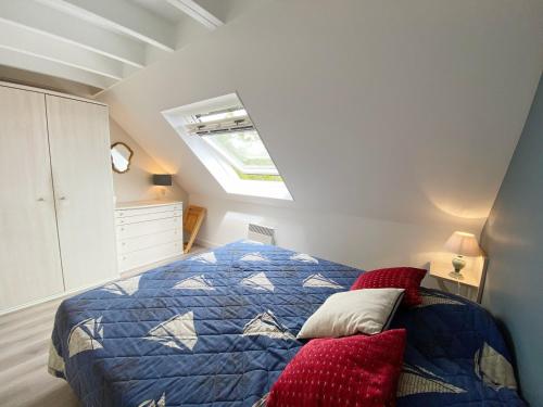 - une chambre avec un lit doté d'oreillers rouges dans l'établissement REFLETS - Duplex avec balcon, Piscine - T110, à Carnac