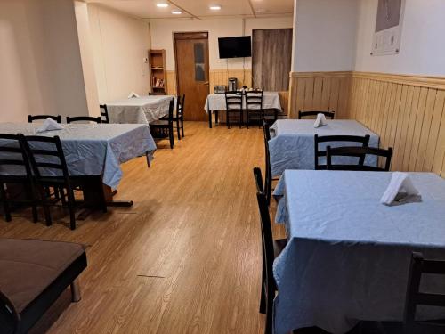 uma sala de jantar com mesas e cadeiras com toalha de mesa azul em Hotel Condor de Plata em Punta Arenas