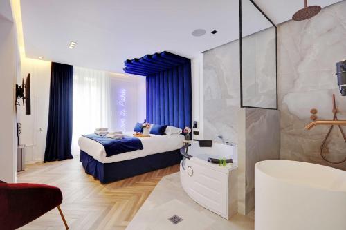- une chambre avec un lit king-size et une salle de bains dans l'établissement Lovely Bedroom with Jacuzzi 2P Chatelet, à Paris