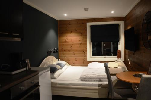 En eller flere senger på et rom på Fossheim Lodge - arealeffektiv minileilighet