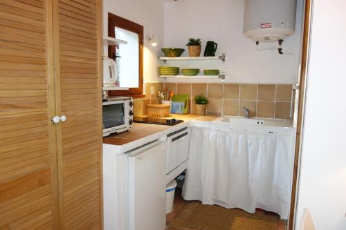 a kitchen with a sink and a microwave at Gîte Marius in Mirabel-aux-Baronnies