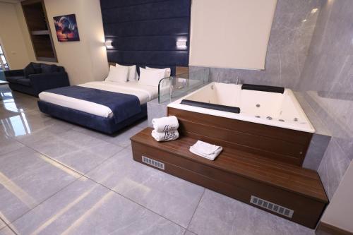 - une chambre d'hôtel avec un lit et une baignoire dans l'établissement Ibiza Hotel, à Jounieh