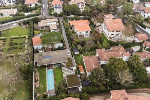 een luchtfoto van een huis bij EGUZKIA KEYWEEK Villa with pool Biarritz in Biarritz