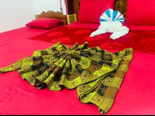 eine Decke auf einem Bett mit einem Handtuch darauf in der Unterkunft St Anne's Hotel & Restaurant in Jaffna