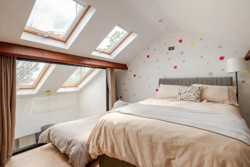 um quarto com uma cama num quarto com clarabóias em Cozy room in Stoneybatter, Dublin em Dublin