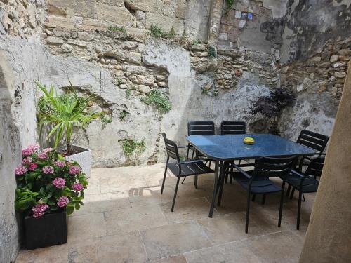 une table et des chaises bleues sur une terrasse dans l'établissement Superbe Maison 68m2 avec Cour -Hypercentre Avignon, à Avignon