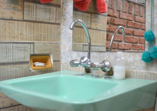 un lavandino con due rubinetti in bagno di Botánica! Casa restaurada a Villa Ballester