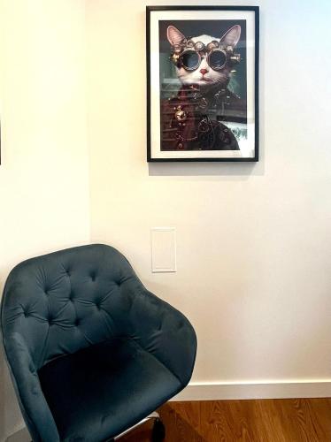 a picture of a cat with sunglasses on a wall at Refugio do Gato in Palmela