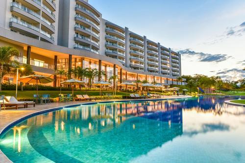 里貝朗克拉魯的住宿－Tayayá Aqua Resort，大型建筑前的大型游泳池