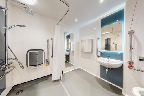 uma casa de banho branca com um lavatório e um chuveiro em Private Bedrooms with Shared Kitchen, Studios and Apartments at Canvas Glasgow near the City Centre for Students Only em Glasgow