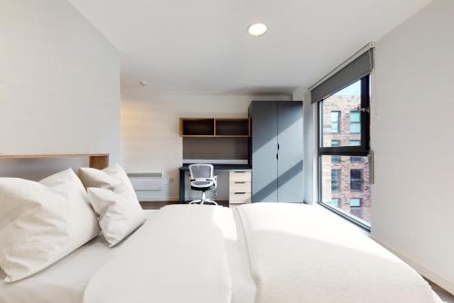 1 dormitorio con cama blanca y ventana en Private Bedrooms with Shared Kitchen, Studios and Apartments at Canvas Glasgow near the City Centre for Students Only, en Glasgow