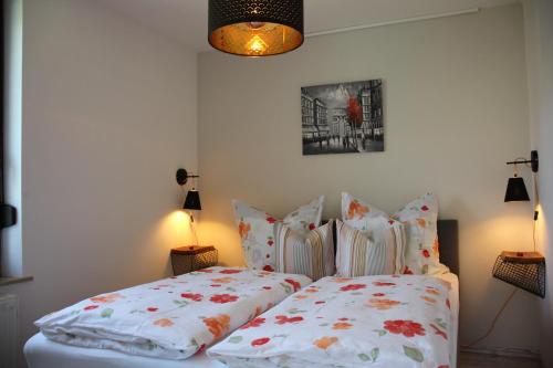 1 dormitorio con 2 camas y almohadas en Ferienwohnung mit Herz in Bautzen en Bautzen