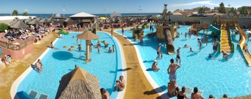 - un groupe de personnes dans une piscine d'un parc aquatique dans l'établissement Appartement studio-cabine 6 Couchages Cap-D'Agde, au Cap d'Agde