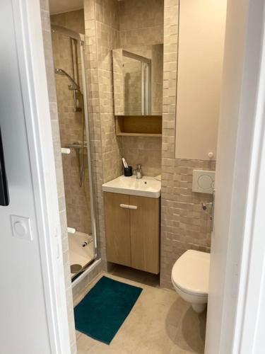 une petite salle de bain avec toilettes et lavabo dans l'établissement Joli Studio - Place Morny, à Deauville