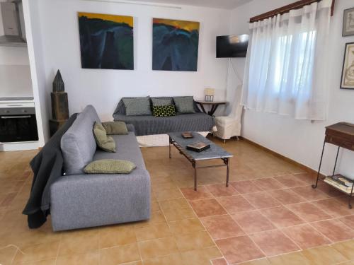 - un salon avec un canapé et une table dans l'établissement Vivienda rural en Cabo de Gata, à El Pozo de los Frailes