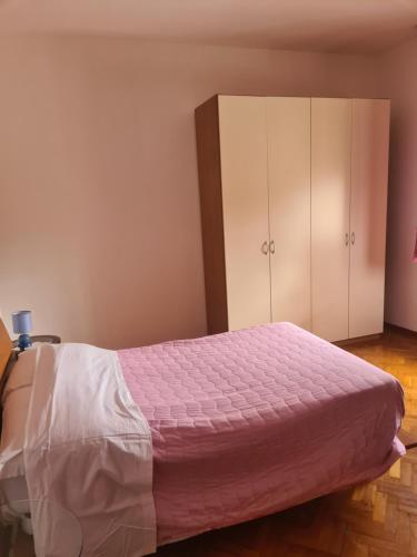 um quarto com uma cama e um armário em Agnese dolce Agnese em Lamporecchio