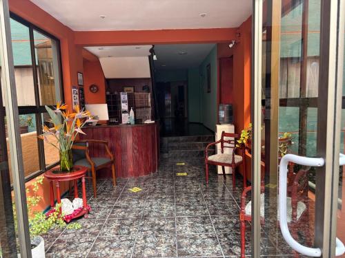 un hall d'un immeuble avec des chaises et un comptoir dans l'établissement Duna Apart Hotel, à Copiapó