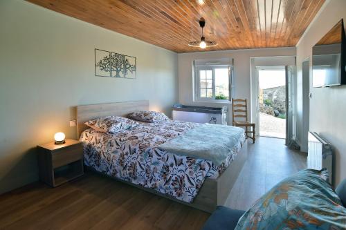 聖馬洛的住宿－Gîte de la Bosse Besnard，一间卧室设有一张床和木制天花板