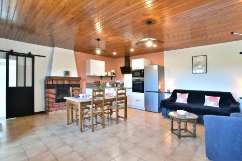 un salon avec un canapé et une table dans l'établissement Gîte de la Bosse Besnard, à Saint-Marcan