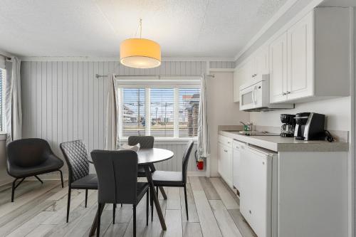 a kitchen and dining room with a table and chairs at Beachcomber Resort in Avalon