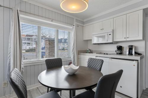 a kitchen with a table and chairs in a kitchen at Beachcomber Resort in Avalon