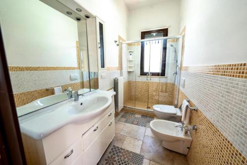 La salle de bains est pourvue d'un lavabo et de toilettes. dans l'établissement Villa Giada, à Francavilla Fontana