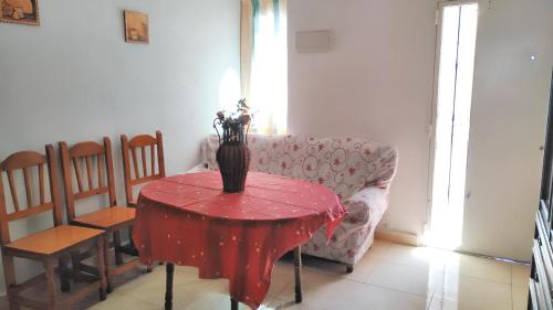 ein Wohnzimmer mit einem Tisch und einer Vase darauf in der Unterkunft 3 bedrooms apartement at Ciudad Real in Ciudad Real