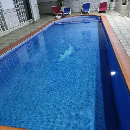 une grande piscine avec un requin dans l'eau dans l'établissement lemsa, à Draria