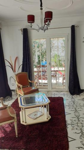 - un salon avec deux chaises et une table dans l'établissement lemsa, à Draria