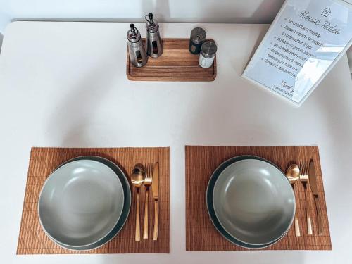 uma mesa com dois pratos e utensílios em cima em Dear_Jo_Guesthouse em Vathý