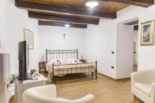a bedroom with a bed and a tv in a room at One bedroom apartement with wifi at Arce in Arce