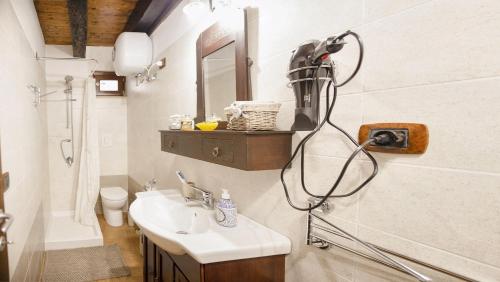 y baño con ducha y lavabo blanco. en One bedroom apartement with wifi at Arce, en Arce
