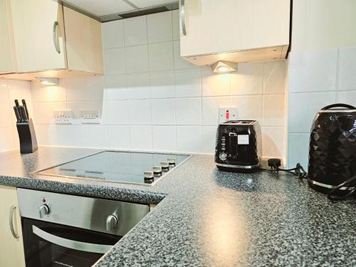 Kuchyň nebo kuchyňský kout v ubytování Beautiful Townhouse with Netflix