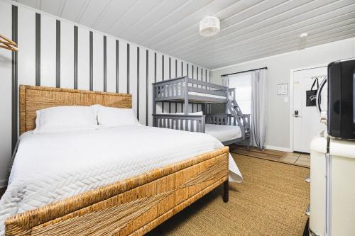 Seabirds Motel At Kure Beach في كيور بيتش: غرفة نوم فيها سرير وتلفزيون