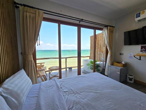 - une chambre avec un lit et une vue sur l'océan dans l'établissement De Ocean Land เดอ โอเชี่ยนแลนด์ เกาะล้าน Maldives, à Ko Larn